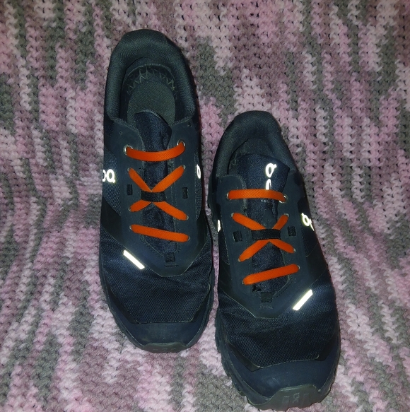 On clouds Size 8 - Picture 2 of 5